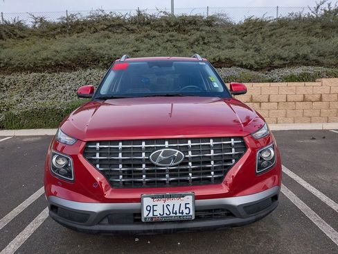 Used 2023 Hyundai Venue Limited image 2