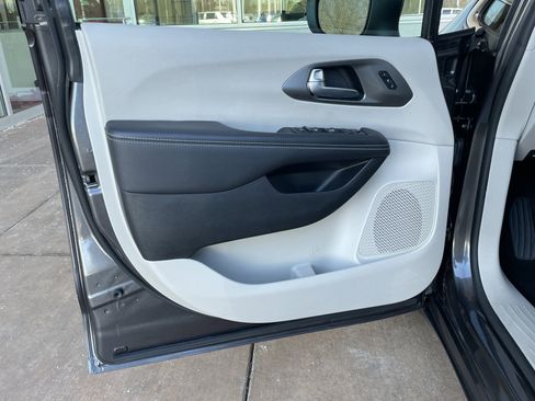 Used 2023 Chrysler Pacifica Touring-L image 14