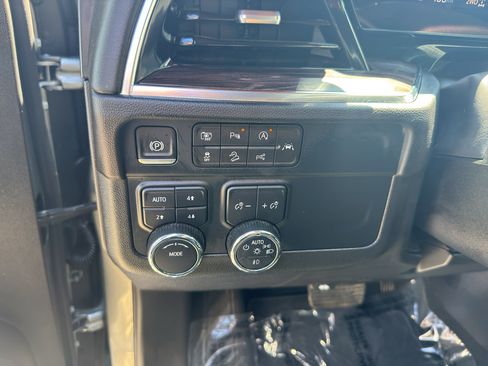 Used 2025 Chevrolet Suburban Z71 AWD/4WD image 25
