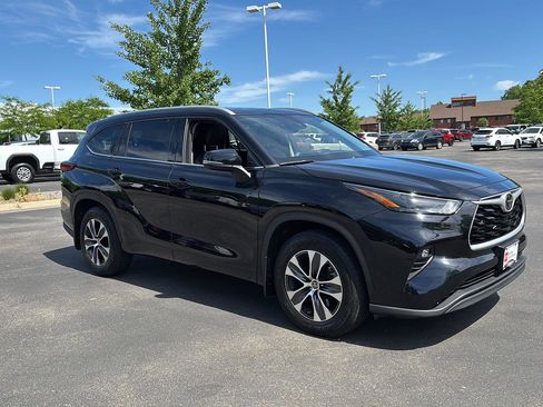 Used 2022 Toyota Highlander XLE AWD/4WD image 10