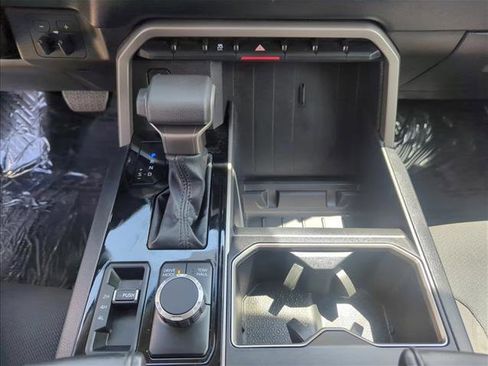 Used 2022 Toyota Tundra SR5 w/ SR5 Convenience Package AWD/4WD image 15