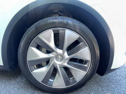 Used 2023 Tesla Model Y Long Range AWD/4WD image 33