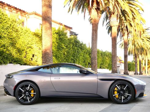 Used 2023 Aston Martin DB11 Coupe image 25