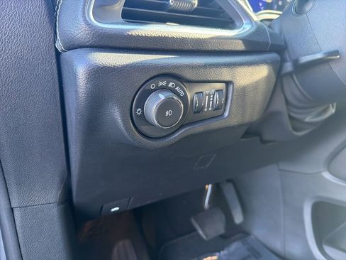 Used 2025 Chrysler Pacifica Limited image 16