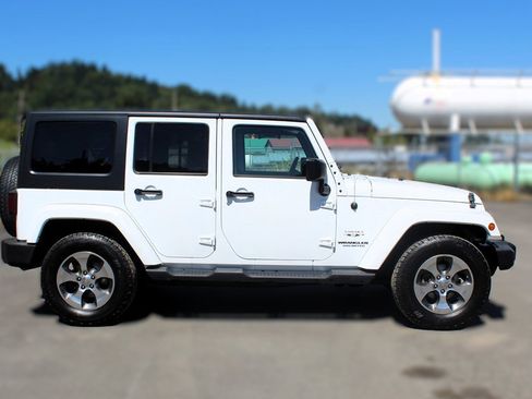 Used 2017 Jeep Wrangler Unlimited Sahara image 8