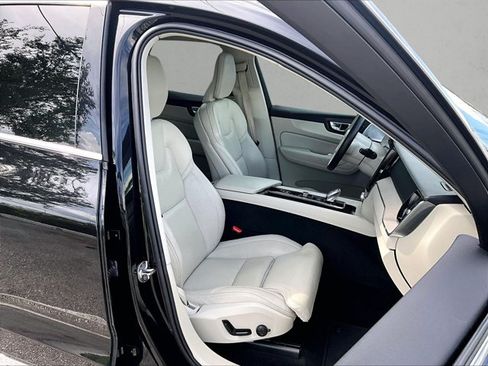 Used 2022 Volvo XC60 T8 Inscription w/ Advanced Package AWD/4WD image 9