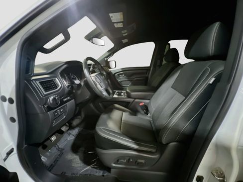 Used 2019 Nissan Titan SV w/ SV Convenience Package RWD image 15