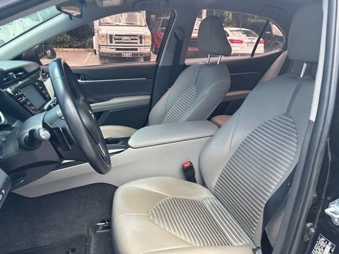 Used 2018 Toyota Camry SE FWD image 6