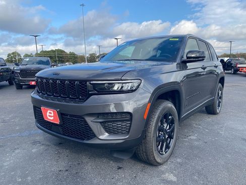 New 2025 Jeep Grand Cherokee Altitude image 3