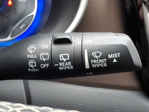 Used 2023 Chrysler Voyager LX image 25