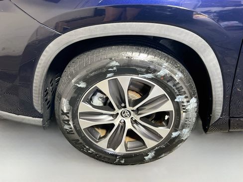 Used 2021 Toyota Highlander XLE FWD image 13