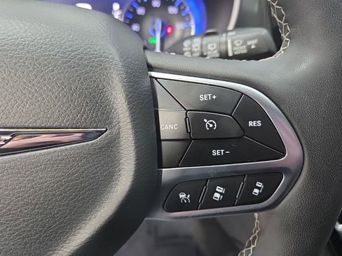 Used 2025 Chrysler Pacifica Select FWD image 13