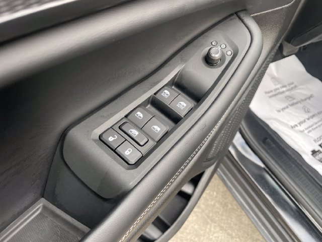 Used 2025 Jeep Grand Cherokee Altitude AWD/4WD image 12