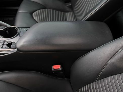 Used 2019 Toyota Camry SE w/ Sunroof Package image 19