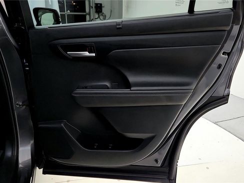 Certified 2023 Toyota Highlander XLE image 31