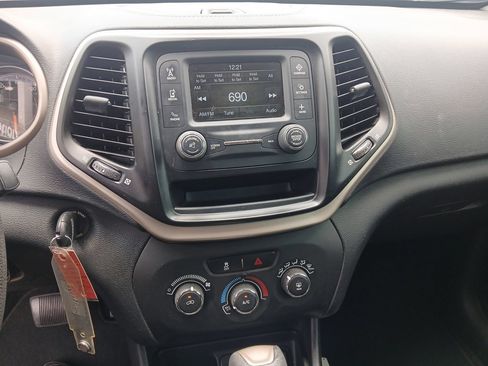 Used 2016 Jeep Cherokee Sport FWD image 14