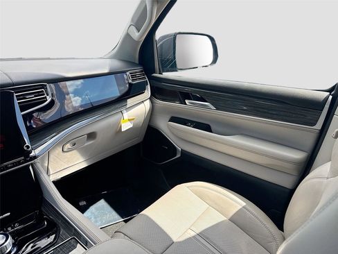 Used 2022 Jeep Wagoneer Series III w/ Flexible Seating Group image 23