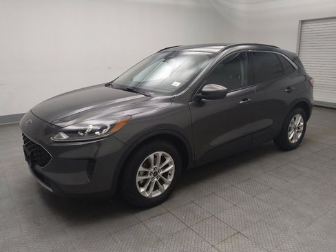 Used 2020 Ford Escape SE image 2