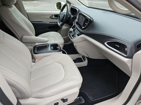 Used 2021 Chrysler Pacifica Touring-L w/ Uconnect Theater Family Group FWD image 11