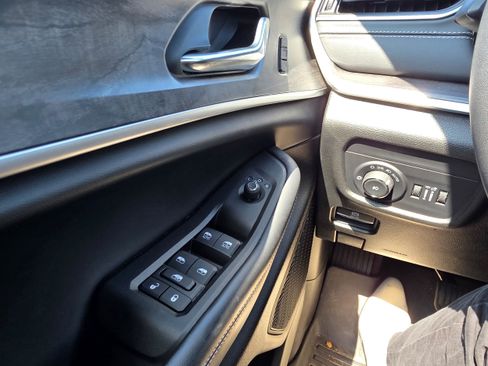 Used 2025 Jeep Grand Cherokee Limited AWD/4WD image 18