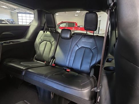 Used 2025 Chrysler Pacifica Select FWD image 33