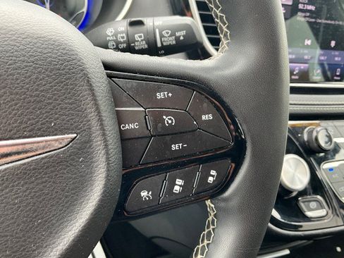 Used 2023 Chrysler Pacifica Touring FWD image 14