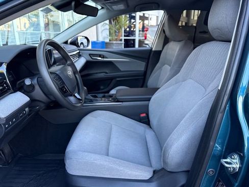 Used 2025 Toyota Camry LE w/ Convenience Package image 9