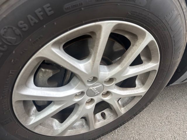 Used 2017 Jeep Cherokee Latitude w/ True North Edition AWD/4WD image 12