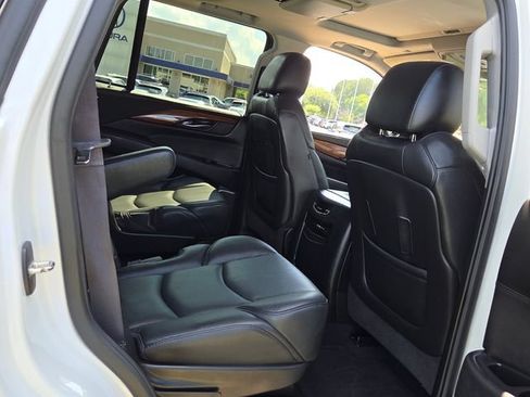 Used 2016 Cadillac Escalade Luxury RWD image 16