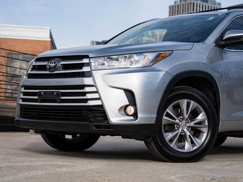 Used 2017 Toyota Highlander XLE image 2