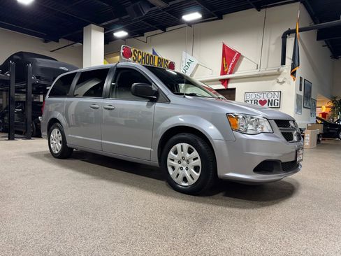 Used 2018 Dodge Grand Caravan SE image 3