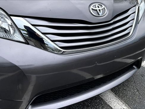 Used 2017 Toyota Sienna XLE image 29