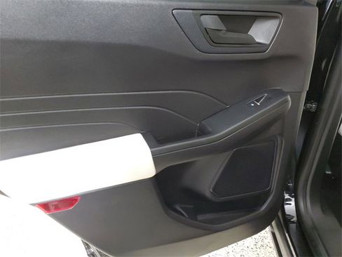 Used 2022 Ford Escape SE w/ SE Sport Appearance Package image 9