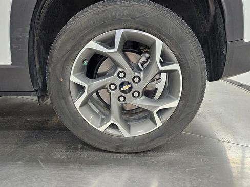 Used 2025 Chevrolet Trax LT FWD image 9