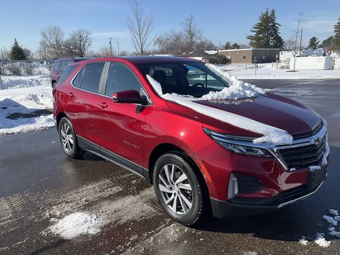 Used 2023 Chevrolet Equinox LT image 2