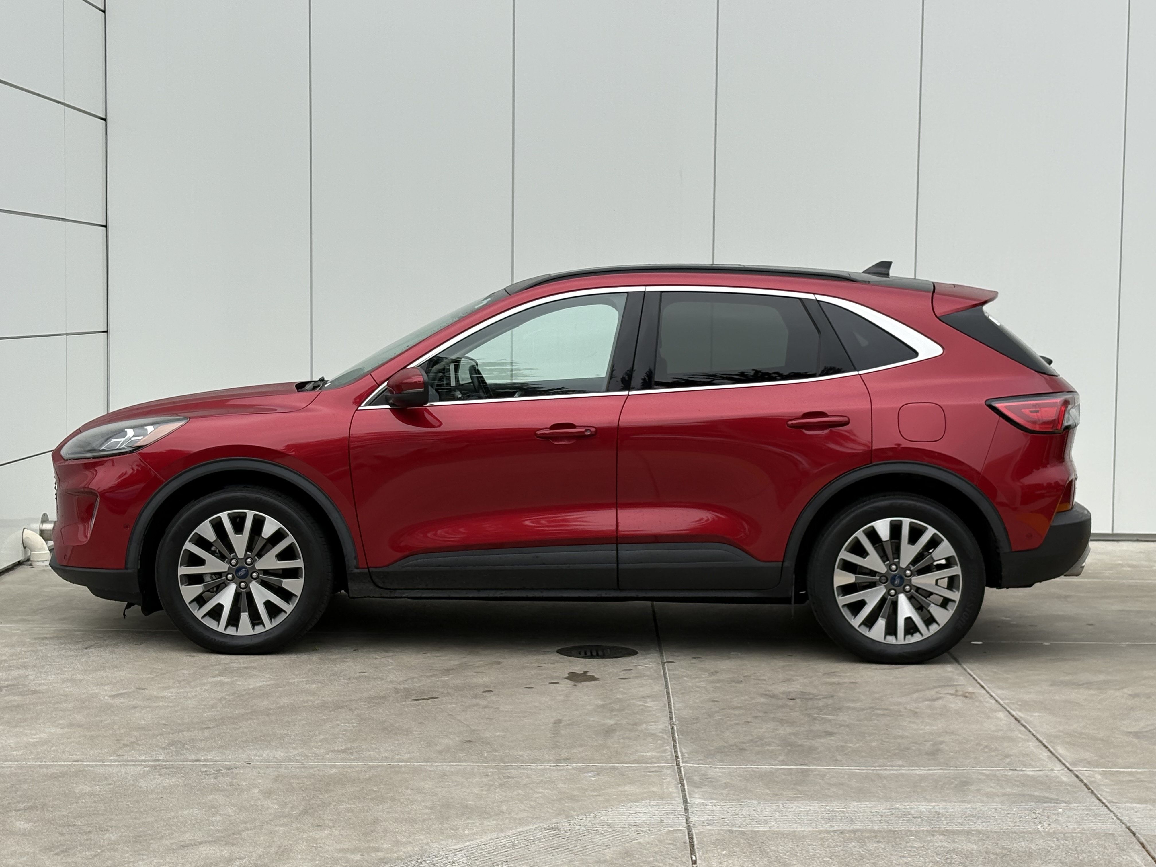 Used 2020 Ford Escape Titanium w/ Titanium Premium Package 2.0 AWD/4WD image 4