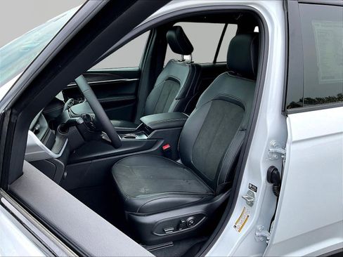 New 2026 Jeep Grand Cherokee Altitude AWD/4WD image 17