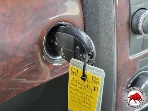 Used 2009 Chrysler 300 Touring RWD image 32