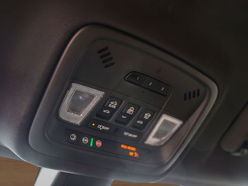 Used 2022 Chevrolet Traverse Premier FWD image 20
