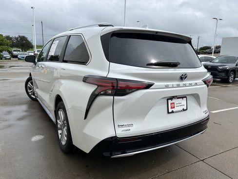 Certified 2023 Toyota Sienna Platinum AWD/4WD image 4