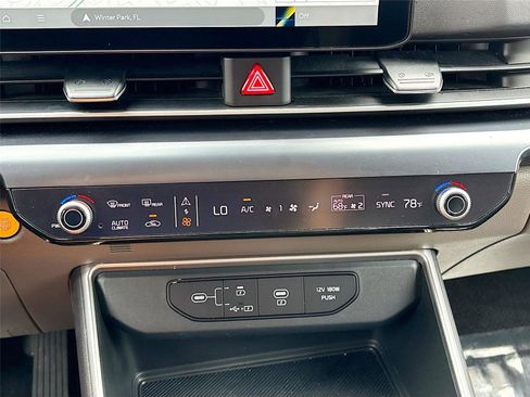 Used 2025 Kia Carnival FWD image 16