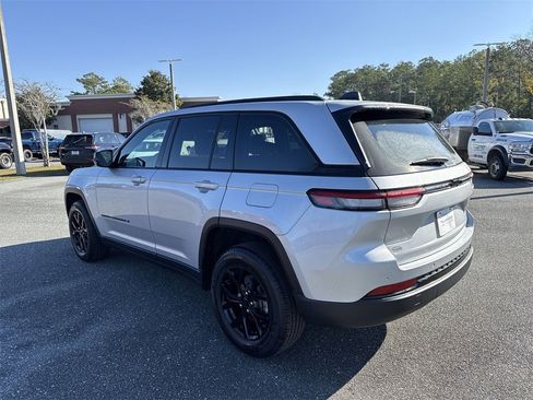 Used 2025 Jeep Grand Cherokee Altitude image 5