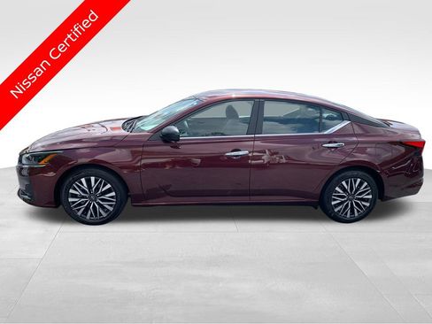 Used 2025 Nissan Altima 2.5 SV FWD image 2