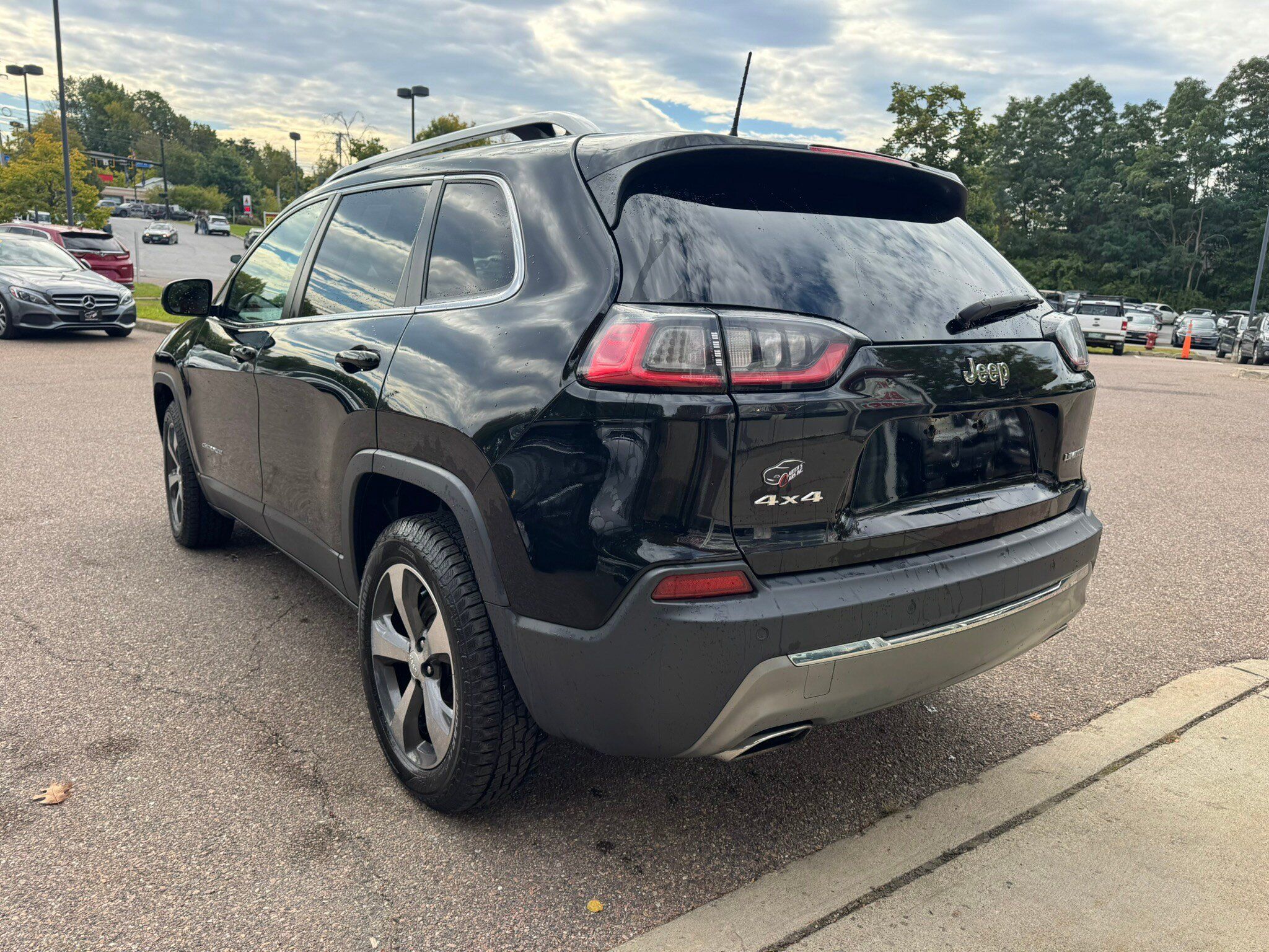 Used 2019 Jeep Cherokee Limited AWD/4WD image 5