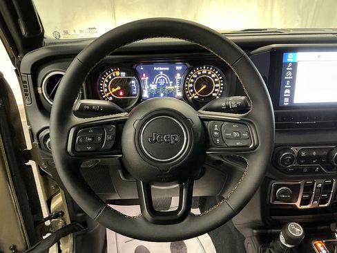 Used 2025 Jeep Gladiator Sport AWD/4WD image 12