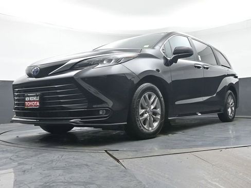 Certified 2025 Toyota Sienna XLE image 38