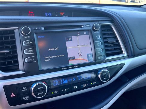 Used 2018 Toyota Highlander XLE w/ Carpet Mat Package (TMS) AWD/4WD image 34