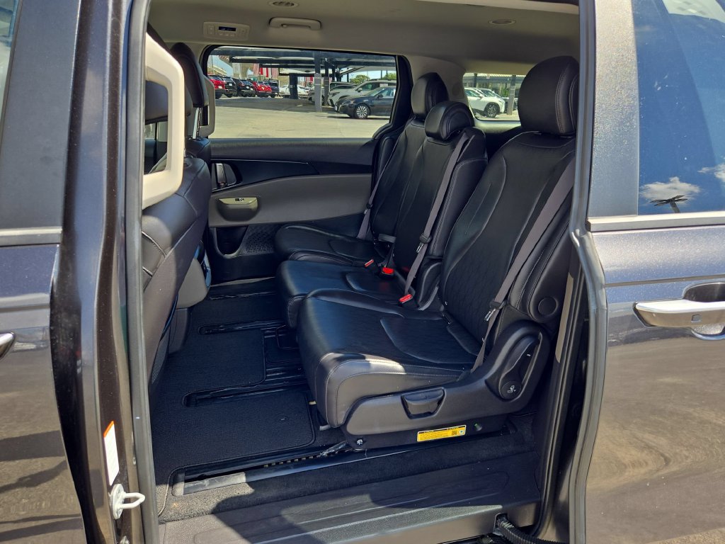 Used 2025 Kia Carnival FWD image 17