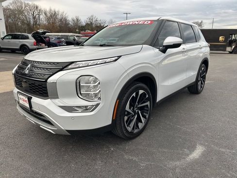 Used 2024 Mitsubishi Outlander SE image 1