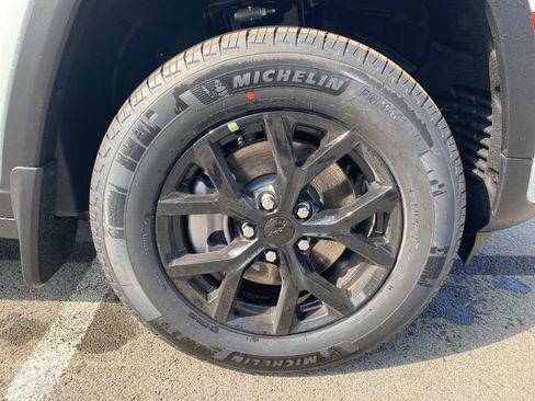 New 2026 Jeep Grand Cherokee L 4WD image 9